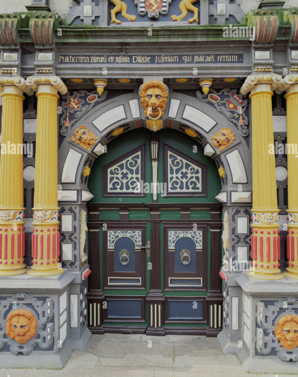 Pintu Masuk dengan Portal Berlukis